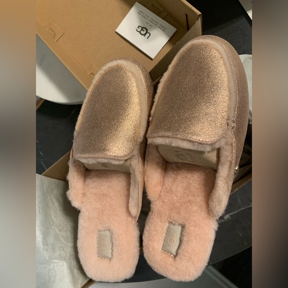 - New with box UGG women slippers in Metallic Rose gold 🎀 size 8 us - Picture 1 of 12
